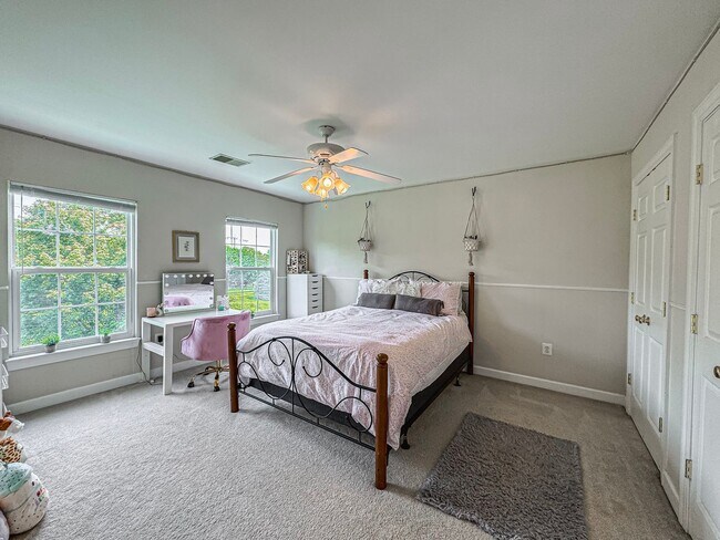 Building Photo - Fantastic 4 Bed 2.5 Bath Single Family Hom...