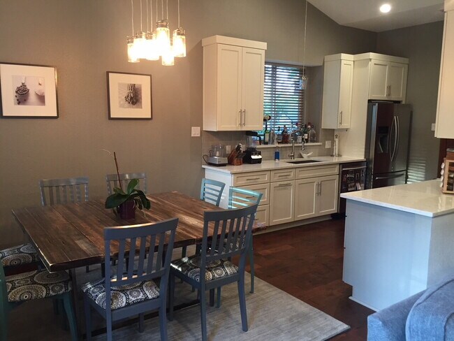 Building Photo - Beautifully Updated 3BR Home in Prime South Austin Location!