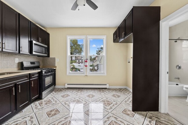 Building Photo - 162-166 Manchester Avenue, 4 Second Floor