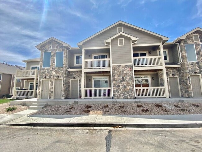 Building Photo - West Greeley Townhome with Garage!