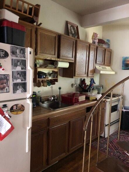 Building Photo - 466 Alexander St