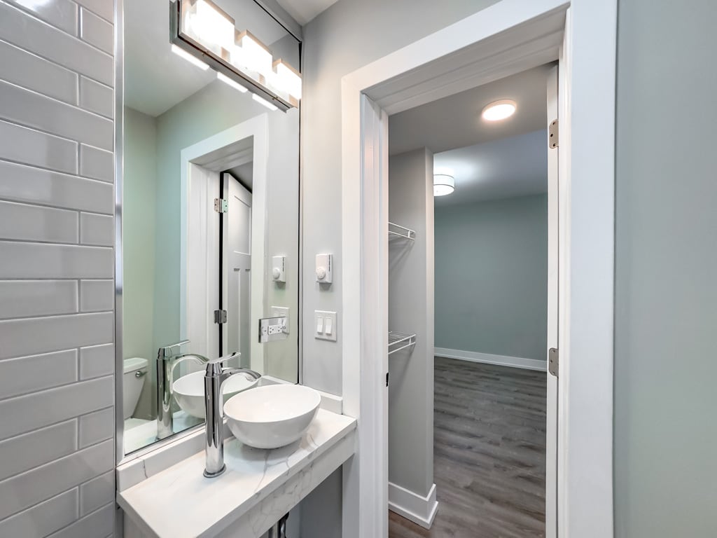 Building Photo - 510 W Belmont Ave