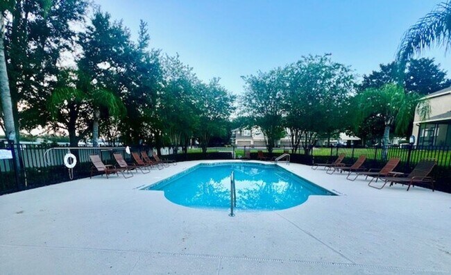 Building Photo - MOVE IN MAY-OVIEDO RENTAL!BEAUTIFUL 3 bd 2.5 bath townhome! 2 CAR ATTACHED GARAGE!FRESH PAINT!