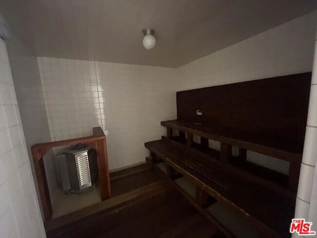 Building Photo - 800 W 1st St