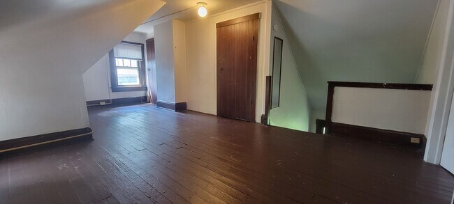 Building Photo - 5 Bedroom House - Walking distance from Ce...
