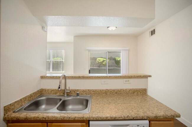 Building Photo - 3 Bedroom Northwest Condo-Gate Community