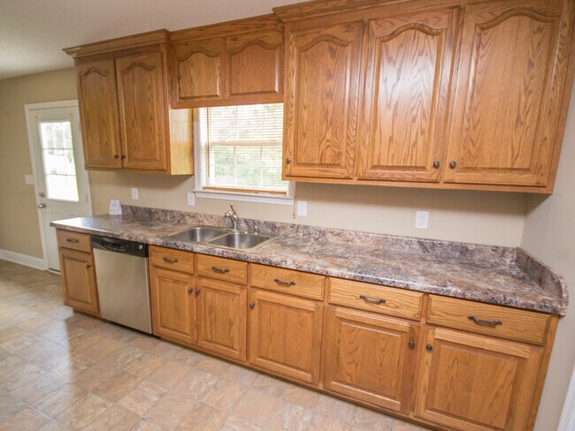 Building Photo - 3 Bedroom 2 Bath in Ardmore City!