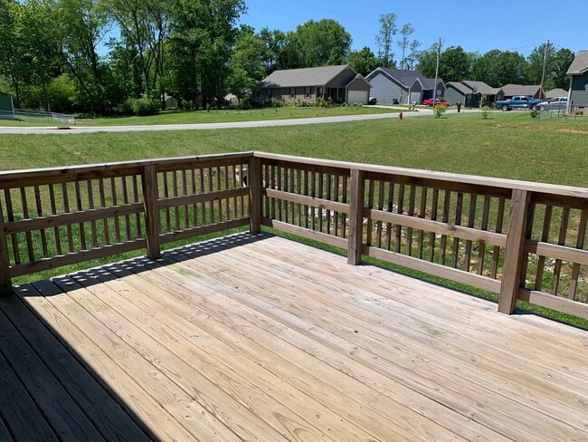 Building Photo - Beautiful 3 Bedroom, 2 Bath Home, With GAR...