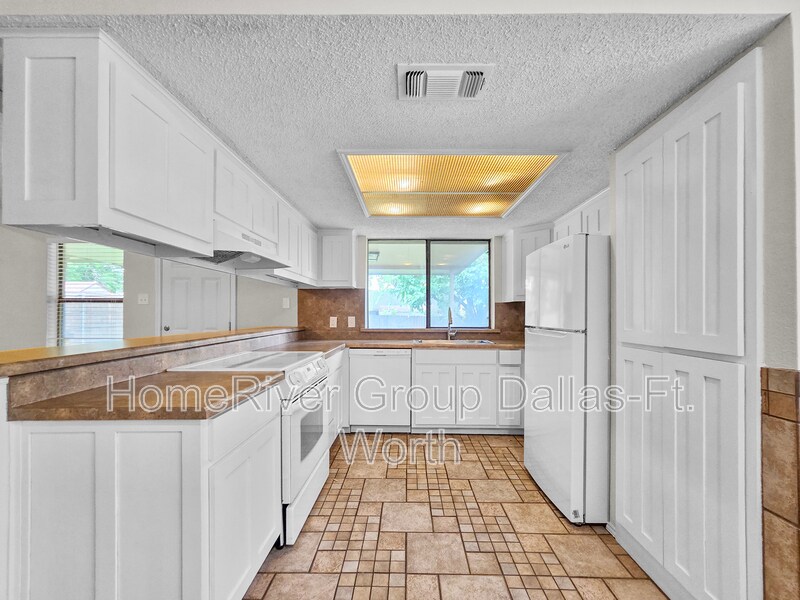 Building Photo - 6636 Valley View Dr