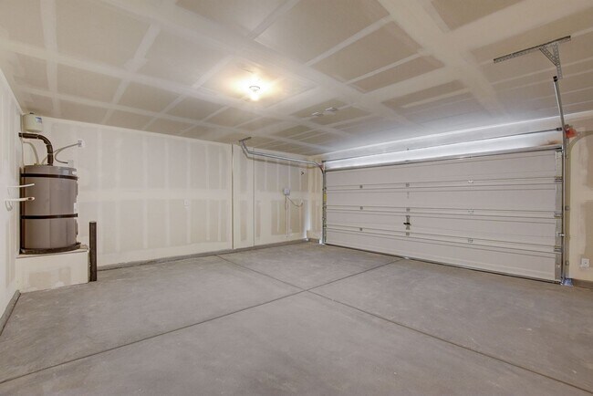 Building Photo - Newer Home in Indian Springs!