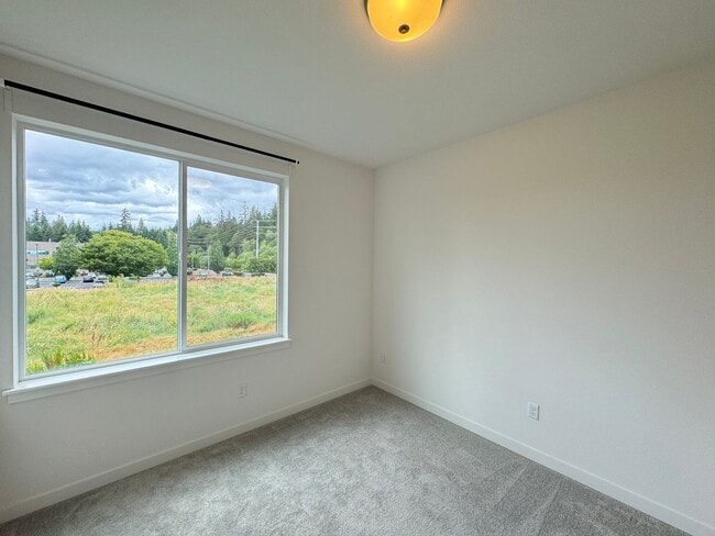 Building Photo - Luxury townhouse for rent