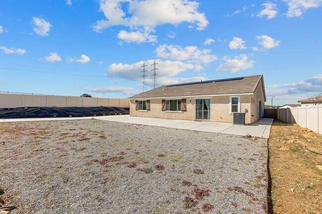 Building Photo - Stunning 4 bedroom 3 bath home in Summer Wind Trail Community