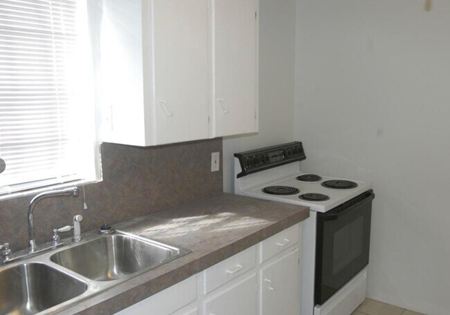 Building Photo - 5903 Nancy Ann St