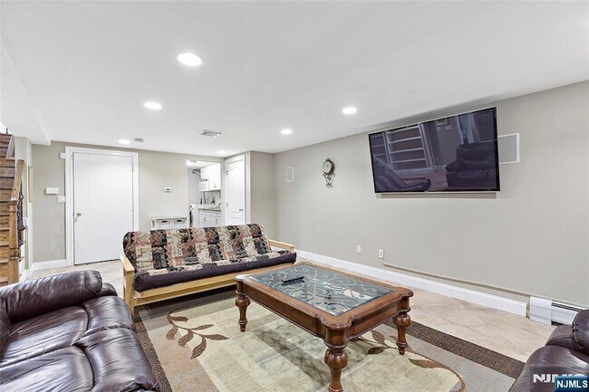 Building Photo - 546 Art Ln