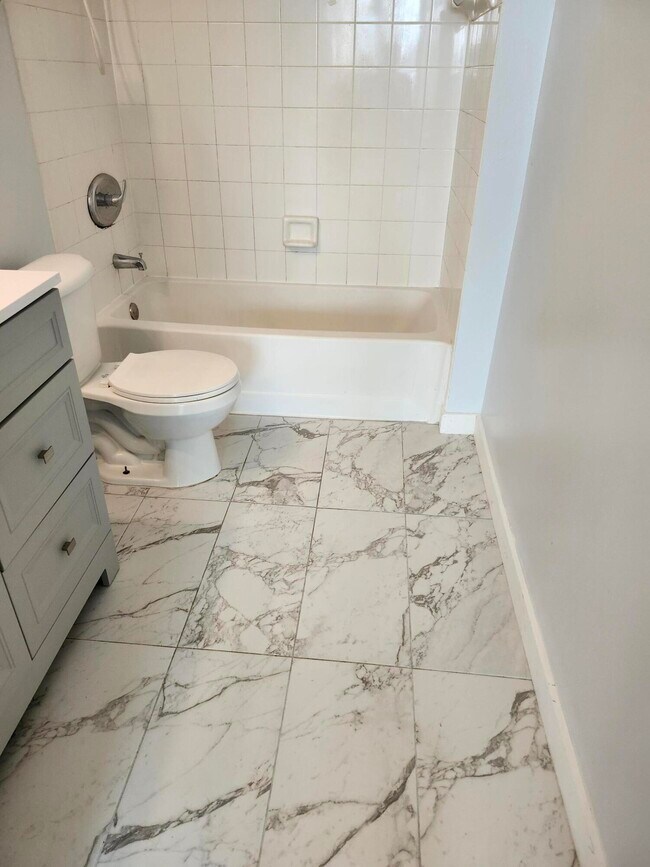 Building Photo - 802 Villa Cir