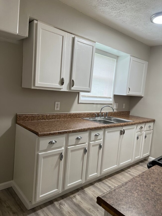 Building Photo - 6028 Laurel Hall Dr