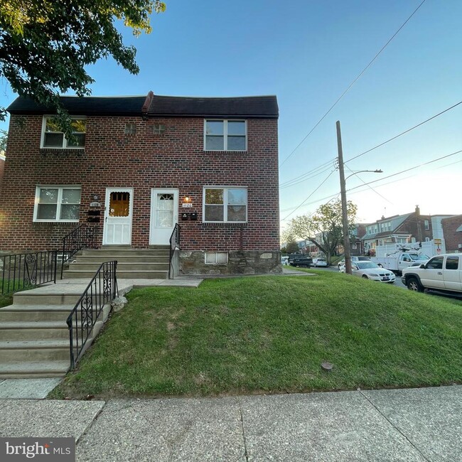Building Photo - 1126 Faunce St