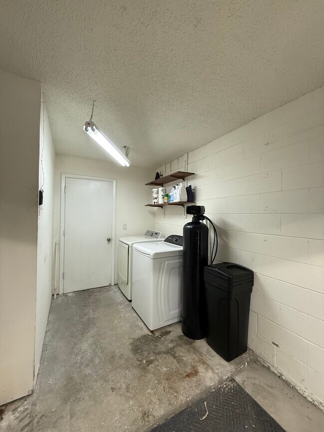 Building Photo - 11827 Hickorynut Dr