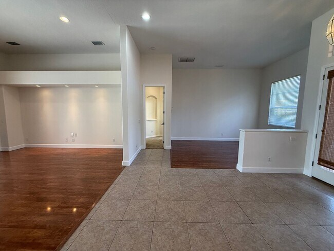 Building Photo - 4 Bedroom 3 Bath Single Family Home Laurel...
