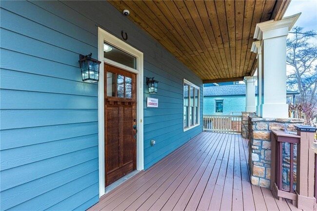 Building Photo - 2288 Oakview Rd NE