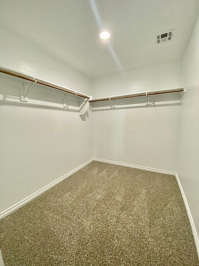 Building Photo - 4 Bed 2 Bath, w/Office in Deer Creek Schools