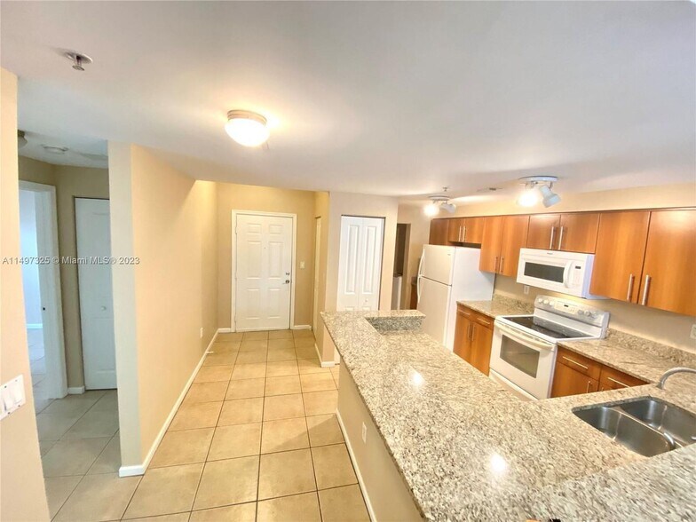 Building Photo - 5900 W Sample Rd