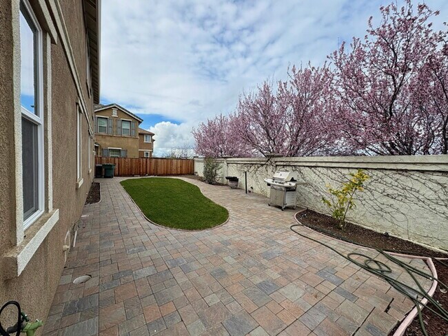 Building Photo - 50% off your first month’s rent move-in special! Spacious 4BR / 2.5BA Home in Pittsburg