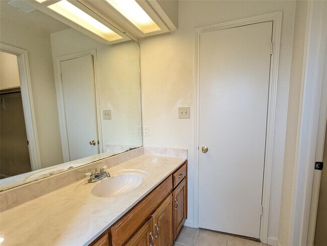 Building Photo - 904 Woodview Dr