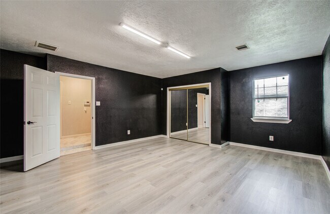 Building Photo - 16610 Cairngorm Dr