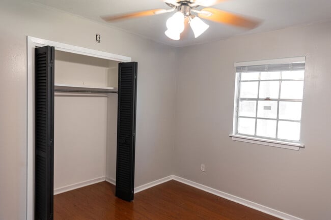 Bedroom 1 - 2558 Crestleigh Mnr