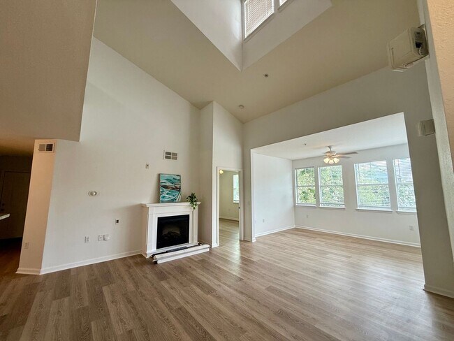 Building Photo - Bright and updated 3-bedroom, 2-bath condo
