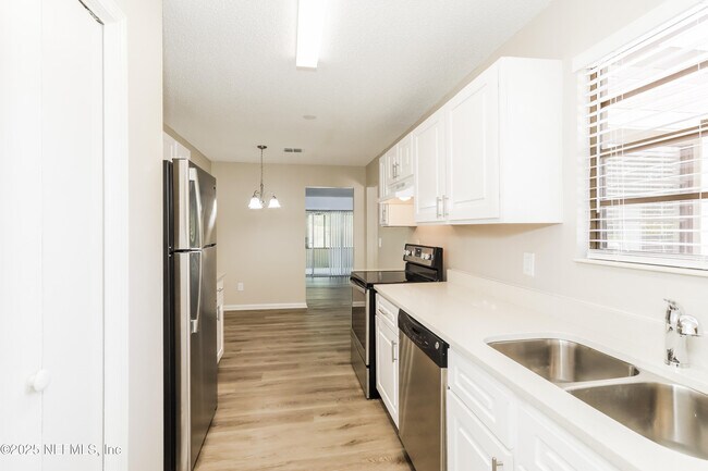 Building Photo - 8162 Cayuga Trail W