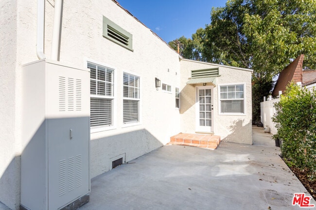 Building Photo - 1419 N Orange Dr