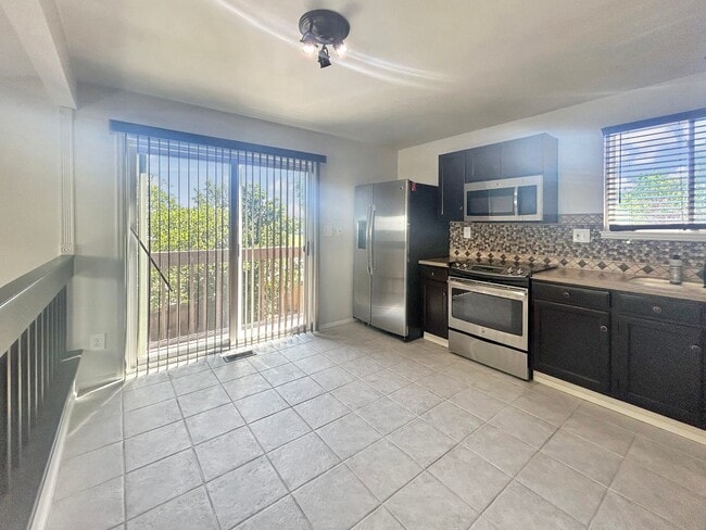 Building Photo - $0 DEPOSIT OPTION. DESIRABLE DAKOTA STATION SPLIT-LEVEL HOME WITH 3 BEDROOMS, 2 BATHS, AND SPACIO...
