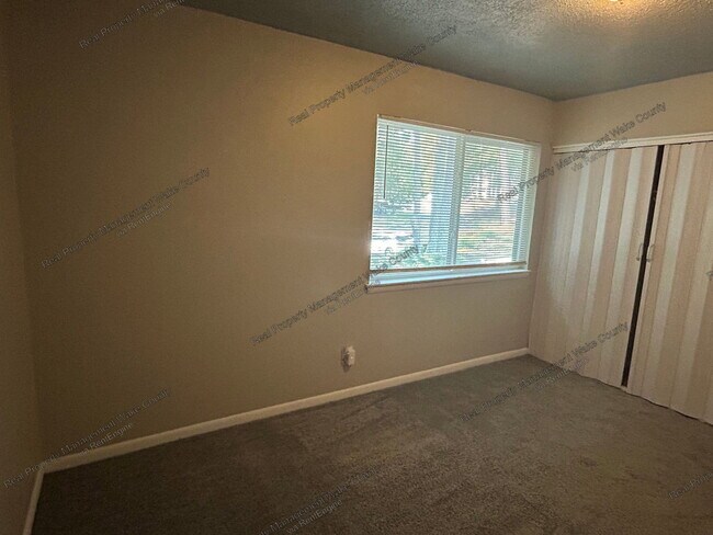 Building Photo - 4702 Walden Pond Dr