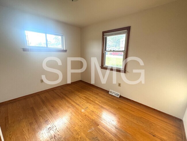 Building Photo - 3726 Rolling Hill Ave NW