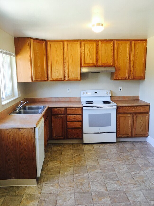 Building Photo - Spacious 4BR/2BA Home with HUGE Yard! AVAI...