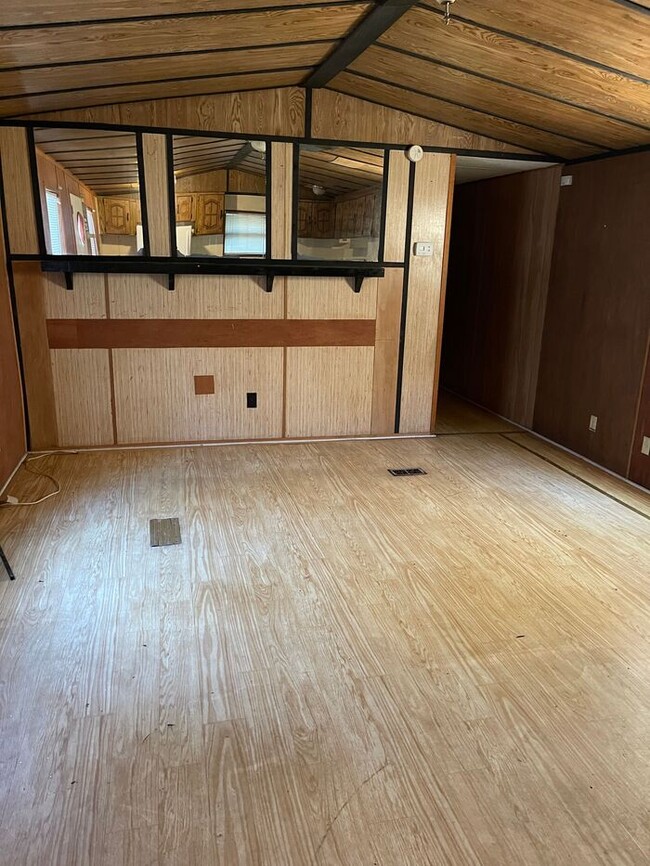 Building Photo - Beautiful Trailer Home