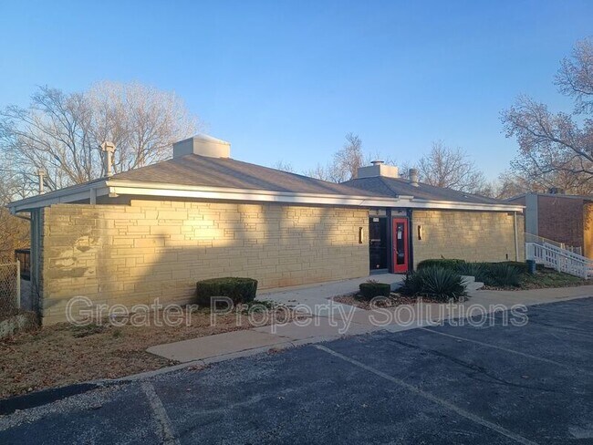 Building Photo - 5010 NW Kalivas Cir