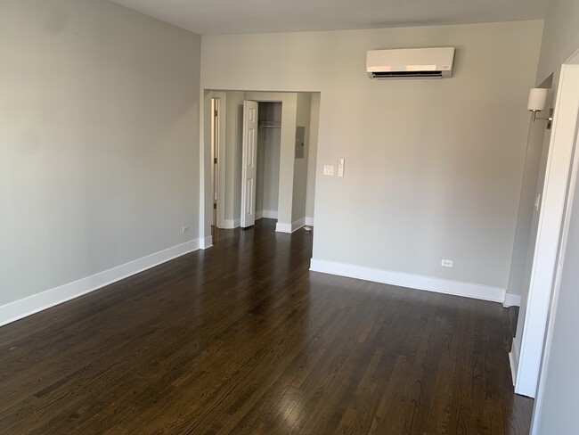 Building Photo - 5537 S Everett Ave