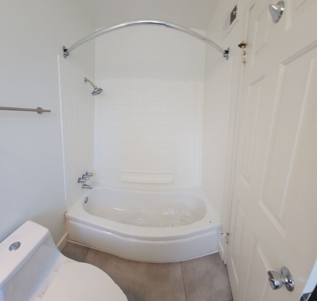 Building Photo - 6 bed 3 bath Spacious home near Cal Poly