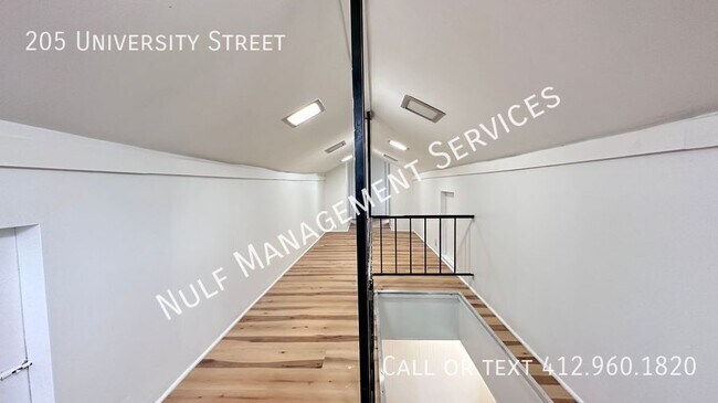 Building Photo - 205 University St