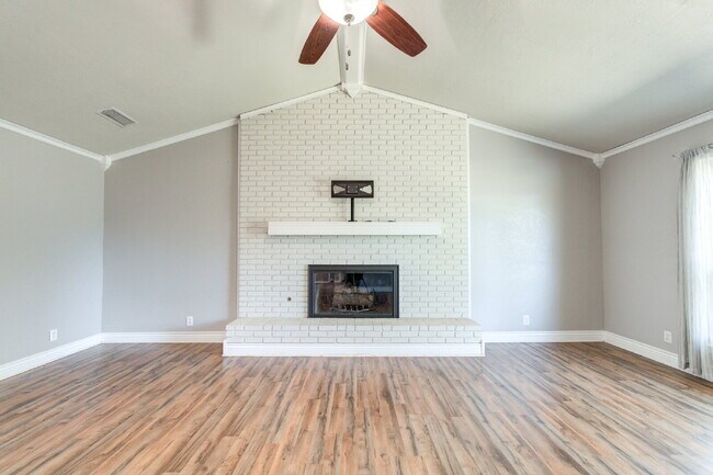 Building Photo - Renovated Three-Bedroom home in Central Lu...