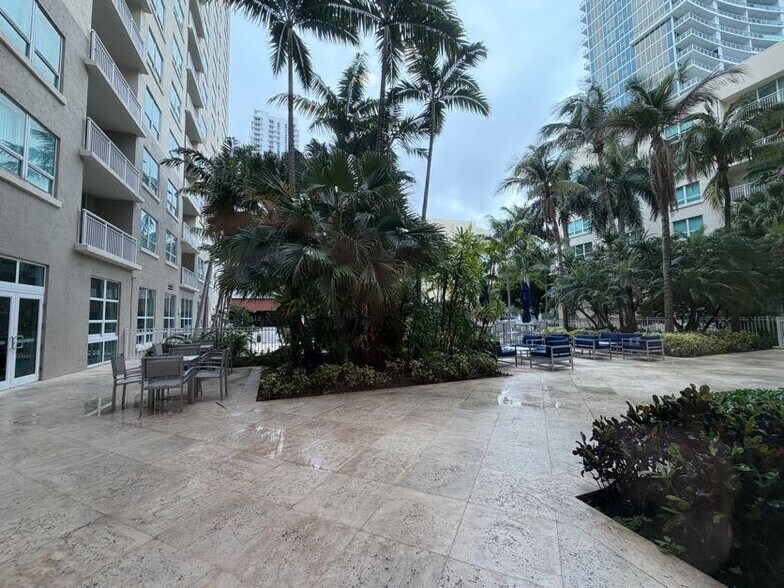 Building Photo - 2000 N Bayshore Dr