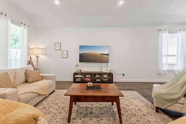 Building Photo - 560 Newcomb Holw Dr