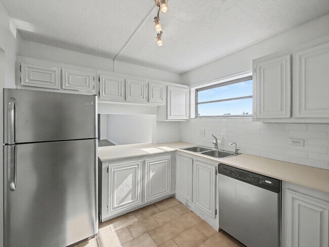 Building Photo - 4800 Bayview Dr