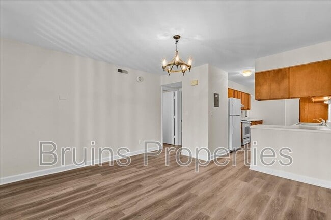 Building Photo - 1522 Benjamin Pkwy