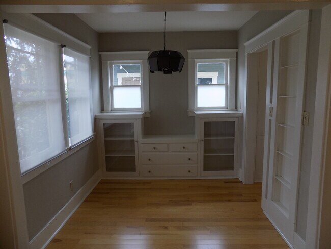 Building Photo - R0463