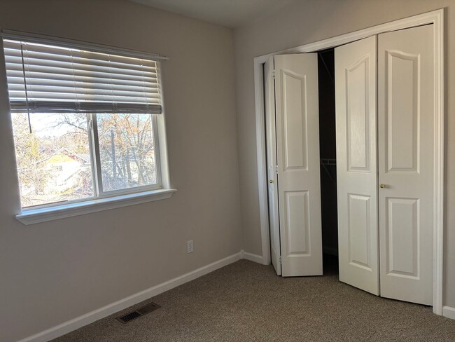 Building Photo - 3 BR/2.5 BA Townhouse