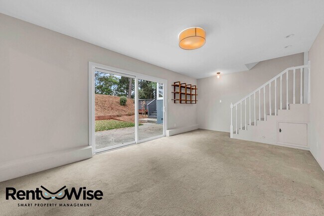 Building Photo - 315 Crestmont Dr